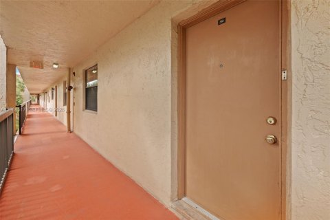 Купить кондоминиум в Тамарак, Флорида 2 спальни, 117.99м2, № 2031593 - фото 4