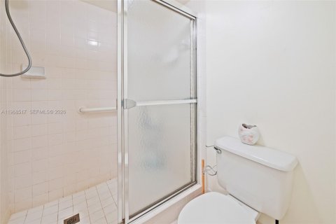 Купить кондоминиум в Тамарак, Флорида 2 спальни, 117.99м2, № 2031593 - фото 21