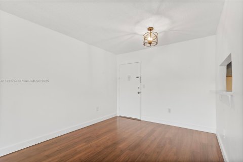 Condo in Hollywood, Florida, 2 bedrooms  № 1788491 - photo 16