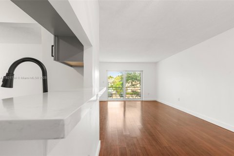 Condo in Hollywood, Florida, 2 bedrooms  № 1788491 - photo 1