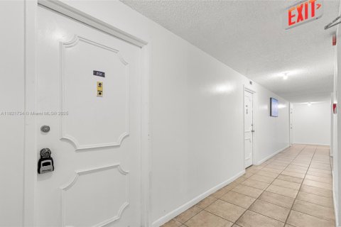 Condo in Hollywood, Florida, 2 bedrooms  № 1788491 - photo 21
