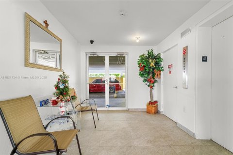 Condo in Hollywood, Florida, 2 bedrooms  № 1788491 - photo 27