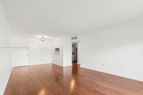 Condo in Hollywood, Florida, 2 bedrooms  № 1788491 - photo 10