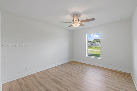 Villa ou maison à vendre à Cape Coral, Floride: 4 chambres, 197.6 m2 № 1889511 - photo 10