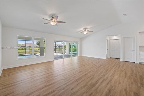 Villa ou maison à vendre à Cape Coral, Floride: 4 chambres, 197.6 m2 № 1889511 - photo 3