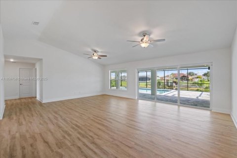 Villa ou maison à vendre à Cape Coral, Floride: 4 chambres, 197.6 m2 № 1889511 - photo 2