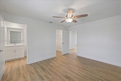 Villa ou maison à vendre à Cape Coral, Floride: 4 chambres, 197.6 m2 № 1889511 - photo 17