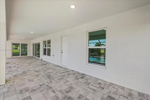Villa ou maison à vendre à Cape Coral, Floride: 4 chambres, 197.6 m2 № 1889511 - photo 18