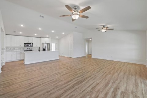 Villa ou maison à vendre à Cape Coral, Floride: 4 chambres, 197.6 m2 № 1889511 - photo 5