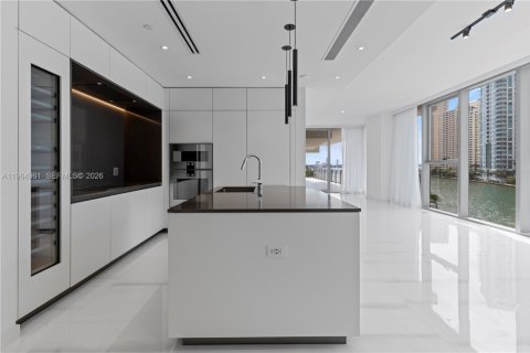 Condominio en alquiler en Miami, Florida, 2 dormitorios, 146.97 m2 № 2026451 - foto 4