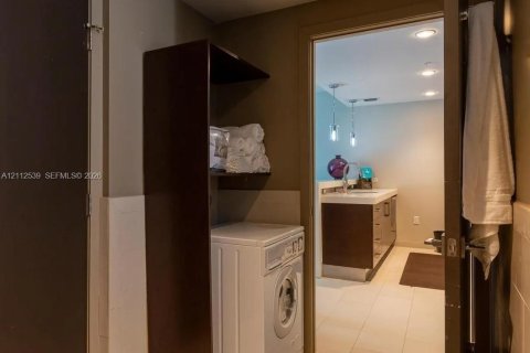 Condominio en venta en Sunny Isles Beach, Florida, 1 dormitorio, 62.43 m2 № 2434450 - foto 11