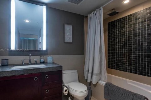 Condominio en venta en Sunny Isles Beach, Florida, 1 dormitorio, 62.43 m2 № 2434450 - foto 3