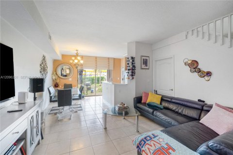 Touwnhouse à louer à Miami, Floride: 3 chambres, 132.48 m2 № 2386856 - photo 3