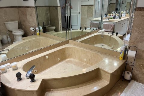 Condo in Aventura, Florida, 2 bedrooms  № 1958633 - photo 9