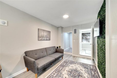 Commercial property in Tampa, Florida 4 bedrooms, 103.59 sq.m. № 2367384 - photo 6