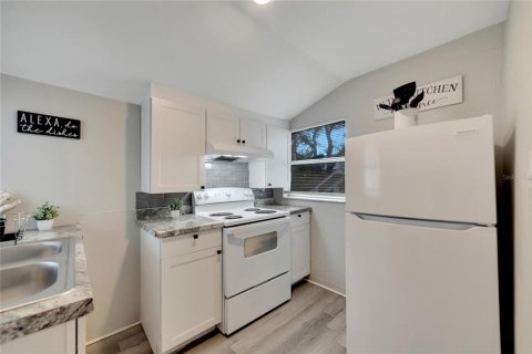 Commercial property in Tampa, Florida 4 bedrooms, 103.59 sq.m. № 2367384 - photo 9