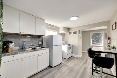 Commercial property in Tampa, Florida 4 bedrooms, 103.59 sq.m. № 2367384 - photo 26