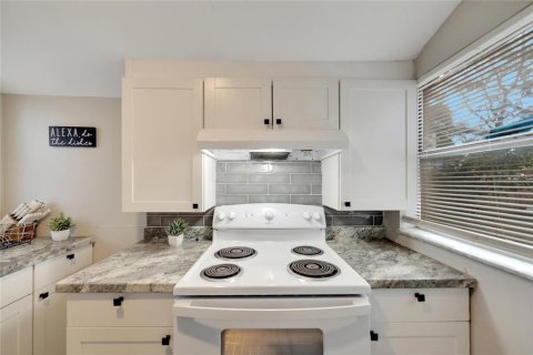 Commercial property in Tampa, Florida 4 bedrooms, 103.59 sq.m. № 2367384 - photo 10