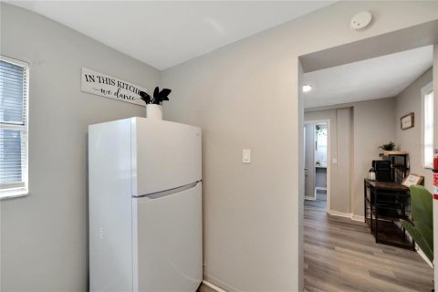 Commercial property in Tampa, Florida 4 bedrooms, 103.59 sq.m. № 2367384 - photo 12