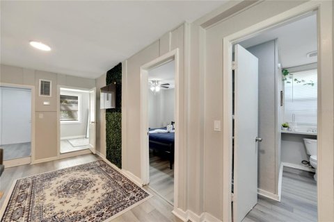 Commercial property in Tampa, Florida 4 bedrooms, 103.59 sq.m. № 2367384 - photo 7