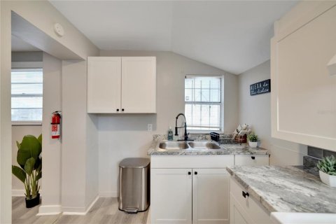 Commercial property in Tampa, Florida 4 bedrooms, 103.59 sq.m. № 2367384 - photo 11