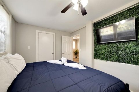 Commercial property in Tampa, Florida 4 bedrooms, 103.59 sq.m. № 2367384 - photo 14