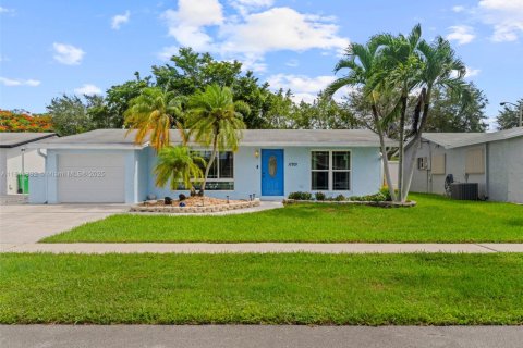 House in Sunrise, Florida 2 bedrooms, 119.57 sq.m. № 1844052 - photo 1