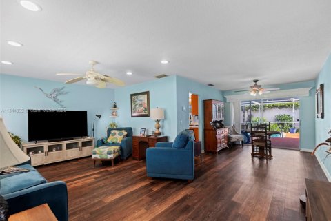 House in Sunrise, Florida 2 bedrooms, 119.57 sq.m. № 1844052 - photo 2