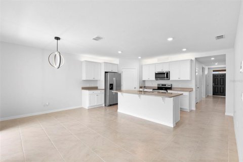 House in Sorrento, Florida 4 bedrooms, 169.83 sq.m. № 1796517 - photo 12