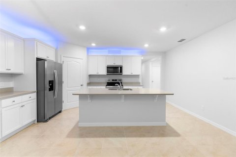 House in Sorrento, Florida 4 bedrooms, 169.83 sq.m. № 1796517 - photo 8