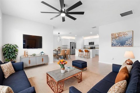 House in Sorrento, Florida 4 bedrooms, 169.83 sq.m. № 1796517 - photo 5