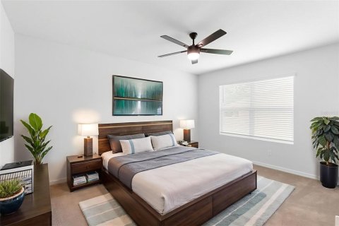 House in Sorrento, Florida 4 bedrooms, 169.83 sq.m. № 1796517 - photo 6