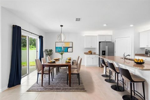 House in Sorrento, Florida 4 bedrooms, 169.83 sq.m. № 1796517 - photo 7