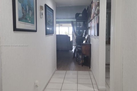 Condo in Pembroke Pines, Florida, 2 bedrooms  № 1828986 - photo 11