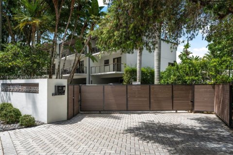 Снять в аренду виллу или дом в Майами, Флорида 3 спальни, 171.87м2, № 2031320 - фото 1