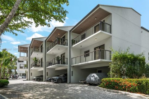 Снять в аренду виллу или дом в Майами, Флорида 3 спальни, 171.87м2, № 2031320 - фото 2