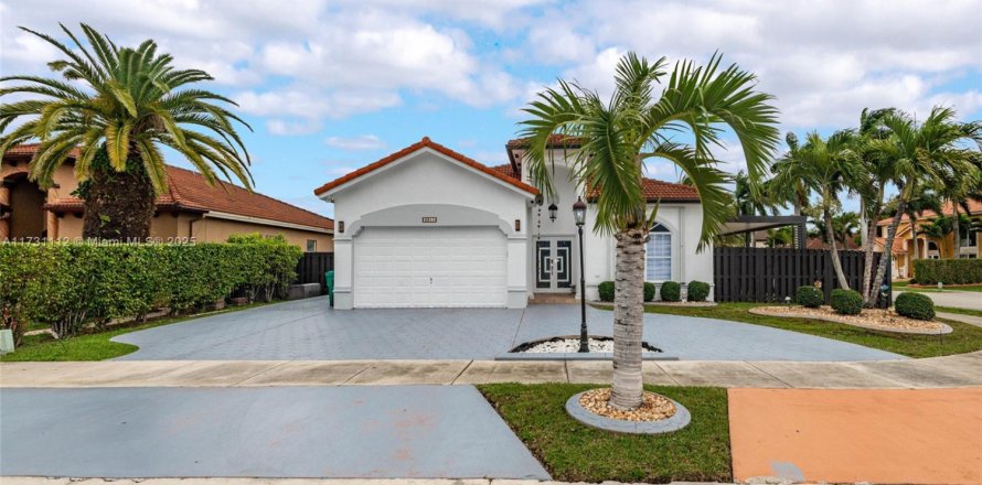 House in Miami, Florida 4 bedrooms, 170.94 sq.m. № 1480626