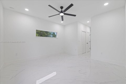 House in Lehigh Acres, Florida 3 bedrooms № 1852183 - photo 15