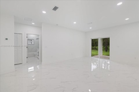 House in Lehigh Acres, Florida 3 bedrooms № 1852183 - photo 8