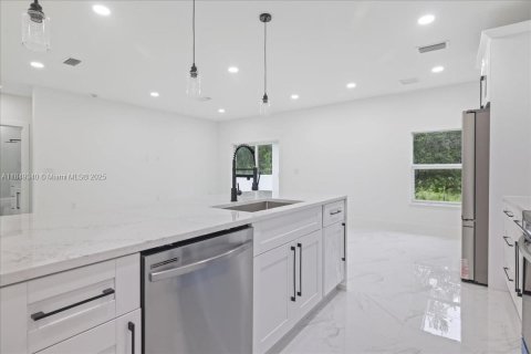 House in Lehigh Acres, Florida 3 bedrooms № 1852183 - photo 13