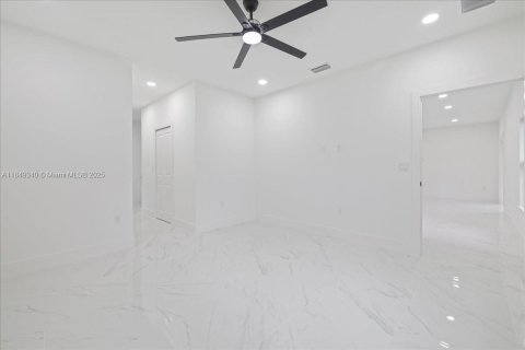 House in Lehigh Acres, Florida 3 bedrooms № 1852183 - photo 16