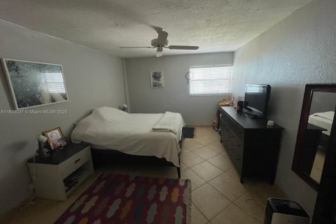 Condo in Miami, Florida, 1 bedroom  № 1814306 - photo 2