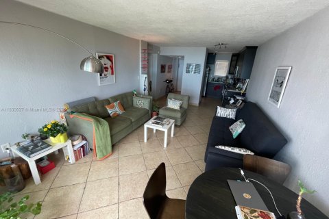 Condo in Miami, Florida, 1 bedroom  № 1814306 - photo 7