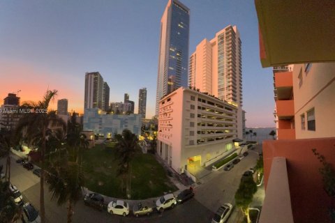 Condo in Miami, Florida, 1 bedroom  № 1814306 - photo 6