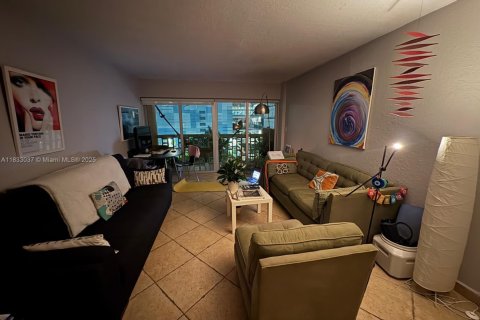 Condo in Miami, Florida, 1 bedroom  № 1814306 - photo 5