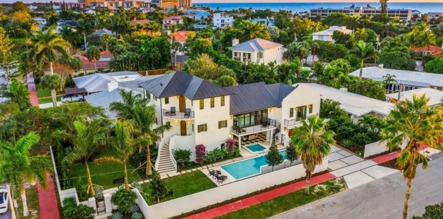 House in Sarasota, Florida 6 bedrooms, 322.37 sq.m. № 1757322
