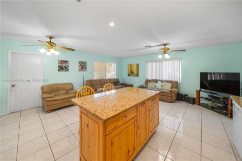 Casa en venta en Lauderhill, Florida, 2 dormitorios, 141.21 m2 № 1975771 - foto 9