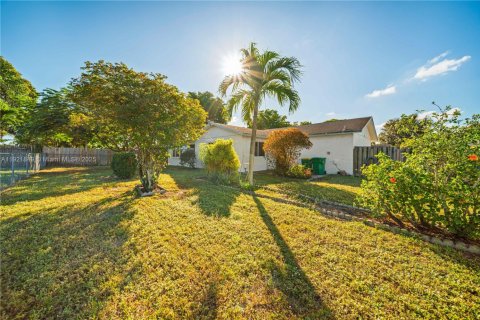 Casa en venta en Lauderhill, Florida, 2 dormitorios, 141.21 m2 № 1975771 - foto 28