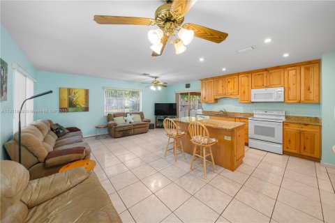 Casa en venta en Lauderhill, Florida, 2 dormitorios, 141.21 m2 № 1975771 - foto 5