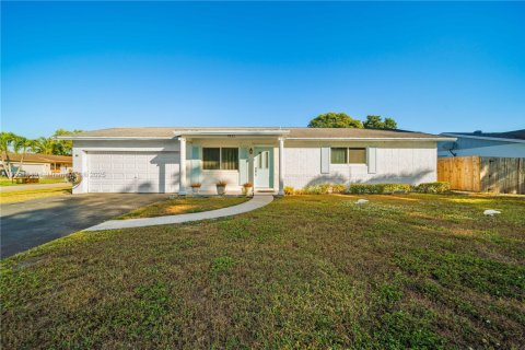 Casa en venta en Lauderhill, Florida, 2 dormitorios, 141.21 m2 № 1975771 - foto 1